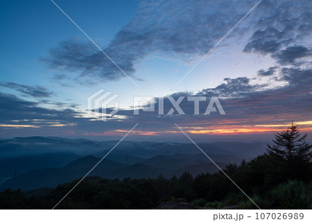 山頂から眺める夕焼けの空　井山展望台 107026989