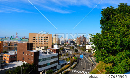 初秋のロータリーと幣舞橋 北海道釧路市 107026996