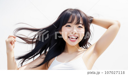 躍動感のある笑顔の日本人女性　AI画像 107027118