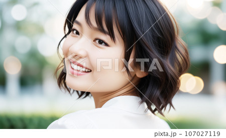 振り向く笑顔の日本人女性　AI画像 107027119