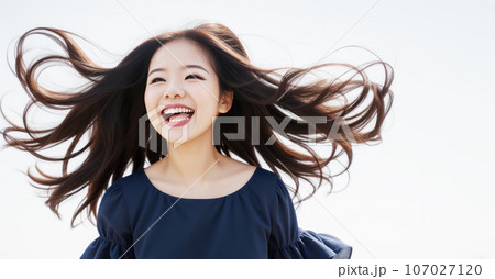 躍動感のある笑顔の日本人女性　AI画像 107027120