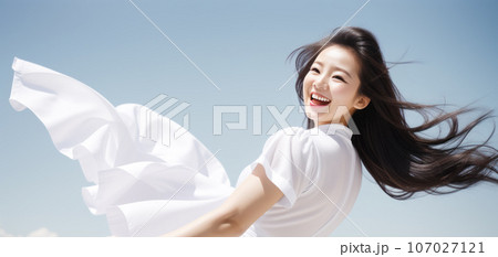 躍動感のある笑顔の日本人女性　AI画像 107027121