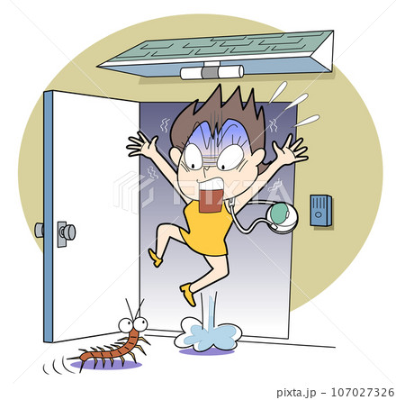 目の前に突如現れるムカデ 107027326