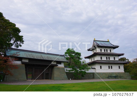 北海道松前町 松前城天守と本丸御門 北海道松前町 松前城天守と本丸御門 107027637