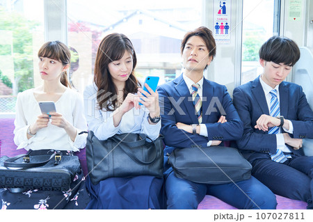 混雑した電車に乗る男女 撮影協力「京王電鉄株式会社」 混雑した電車に乗る男女 撮影協力「京王電鉄株式会社」 107027811