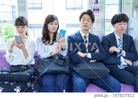 混雑した電車に乗る男女 撮影協力「京王電鉄株式会社」 混雑した電車に乗る男女 撮影協力「京王電鉄株式会社」 107027812