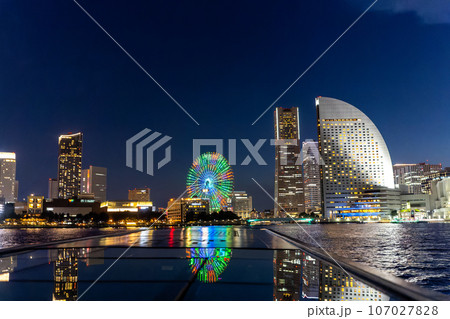 横浜の海から見た夜景 107027828