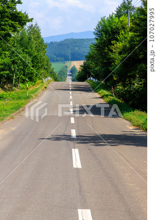 山に続くまっすぐな道、北海道 107027995
