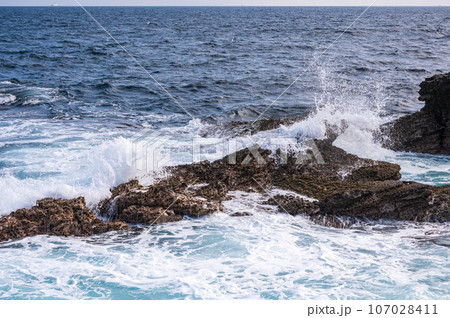 荒ぶる波の表情NO.9（神奈川県三浦市・城ヶ島海岸） 107028411