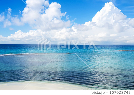 青い海と青い空　AI生成画像 107028745