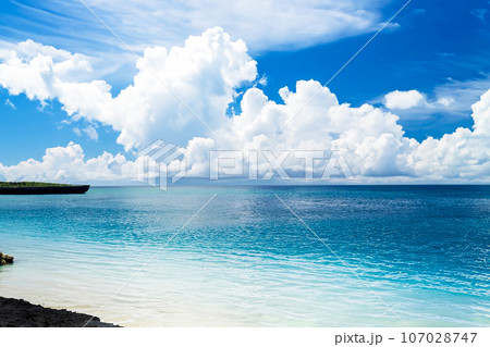 青い海と青い空　AI生成画像 107028747