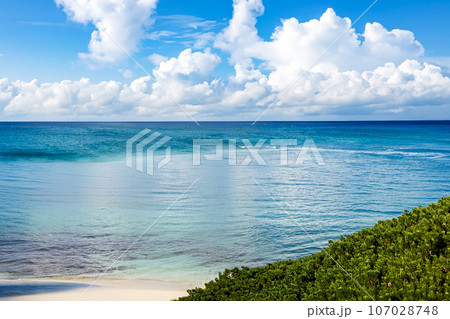 青い海と青い空　AI生成画像 107028748