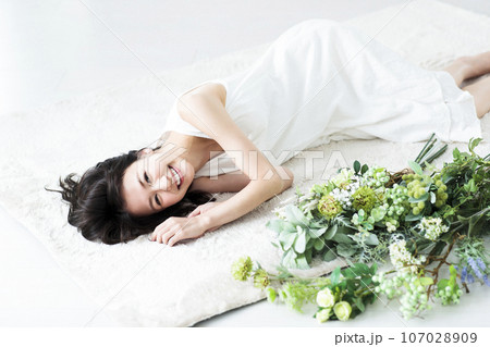 花束の横で寝る若い女性 花束の横で寝る若い女性 107028909