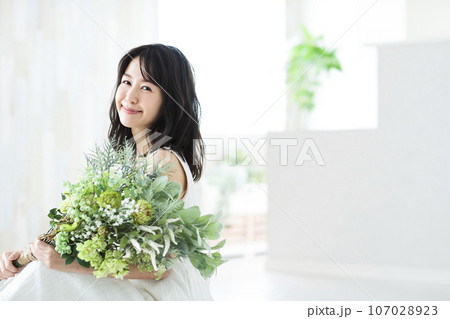 花束を持つ若い女性 花束を持つ若い女性 107028923