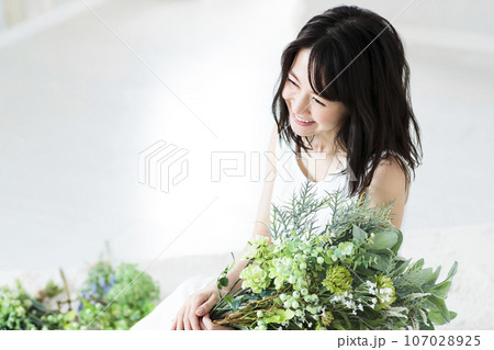 花束を持つ若い女性 花束を持つ若い女性 107028925