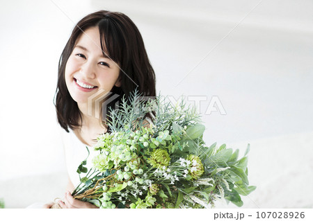 花束を持つ若い女性 花束を持つ若い女性 107028926