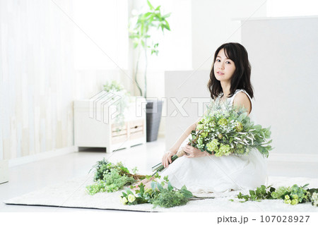 花束を持つ若い女性 107028927