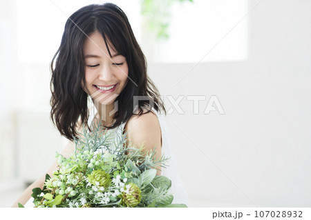花束を持つ若い女性 107028932