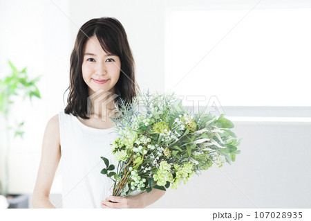 花束を持つ若い女性 花束を持つ若い女性 107028935