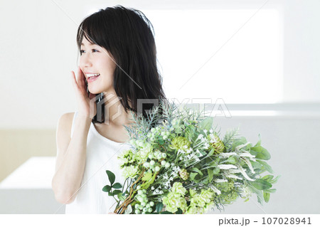花束を持つ若い女性 花束を持つ若い女性 107028941