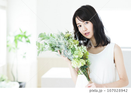 花束を持つ若い女性 花束を持つ若い女性 107028942