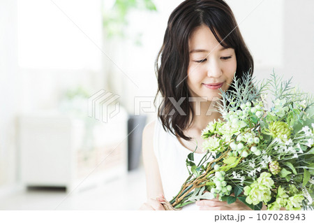花束を持つ若い女性 107028943
