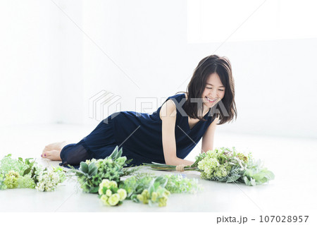 花束を持つ若い女性 花束を持つ若い女性 107028957