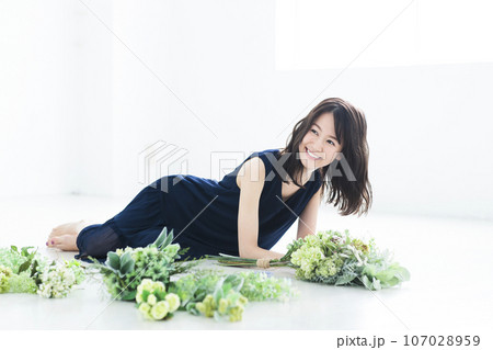 花束を持つ若い女性 花束を持つ若い女性 107028959