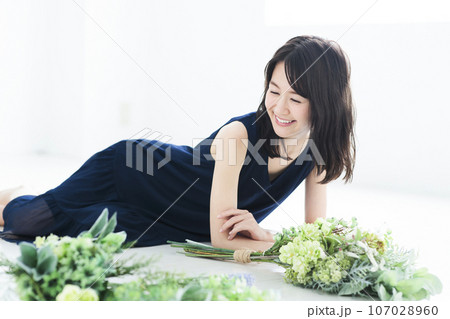 花束を持つ若い女性 花束を持つ若い女性 107028960