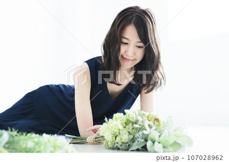 花束を持つ若い女性 花束を持つ若い女性 107028962
