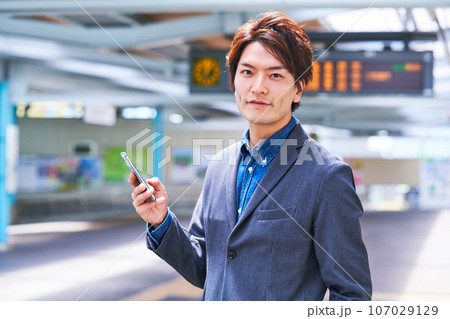 若い男性　駅のホーム　撮影協力「京王電鉄株式会社」 107029129