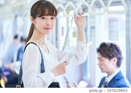 若い女性　通勤通学　休日　撮影協力「京王電鉄株式会社」 107029665