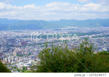 京都・将軍塚青龍殿展望台から御所・大文字山方面 107029677