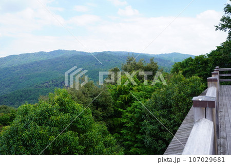 京都・将軍塚青龍殿・大舞台から見た比叡山方面 107029681