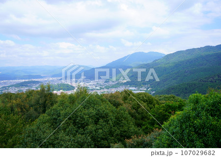 京都・将軍塚青龍殿・大舞台から見た比叡山・岩倉方面 京都・将軍塚青龍殿・大舞台から見た比叡山・岩倉方面 107029682