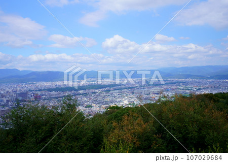 京都・将軍塚青龍殿・大舞台から見た京都市内北部方面 107029684