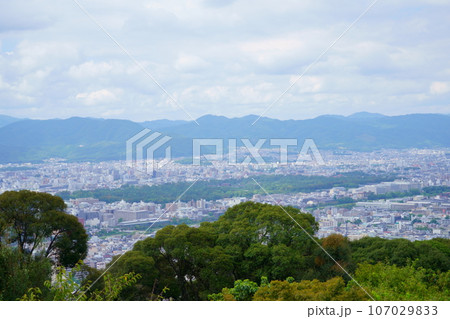 京都・将軍塚青龍殿から京都御苑方面 107029833