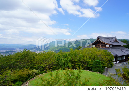 京都・将軍塚青龍殿・西展望台から比叡山方面 107029836