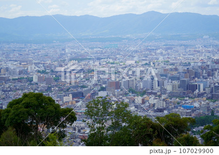 京都・将軍塚青龍殿から西品岩治・東本願寺方面 107029900