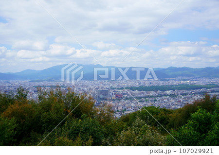 京都・将軍塚青龍殿展望台から京都御苑方面 107029921