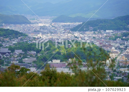京都・将軍塚青龍殿展望台から平安神宮方面 107029923