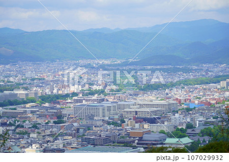 京都・将軍塚青龍殿展望台から鴨川デルタを望む 107029932