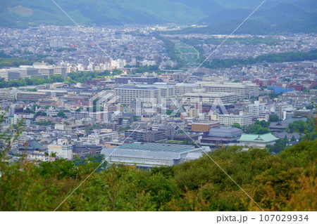 京都・将軍塚青龍殿展望台から鴨川デルタ・京都大学方面を望む 107029934