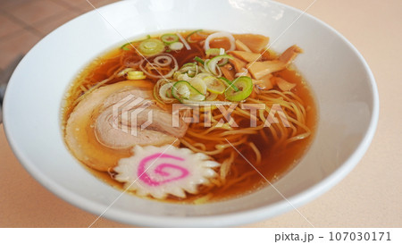 フードコートで食べる中華そば（ラーメン） 107030171