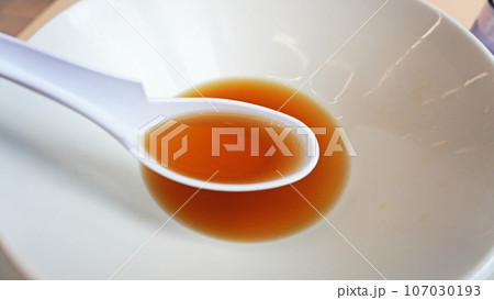 ラーメンを食べ終わってスープだけの器 ラーメンを食べ終わってスープだけの器 107030193