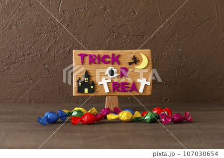 手作りのハロウィンの飾り　トリックオアトリート 107030654