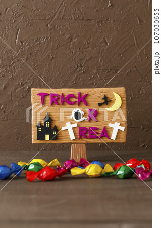 手作りのハロウィンの飾り　トリックオアトリート 107030655