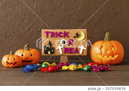 手作りのハロウィンの飾り　トリックオアトリート 107030656