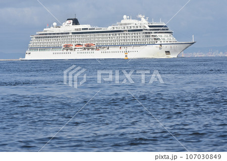 大阪港に入港する客船 107030849