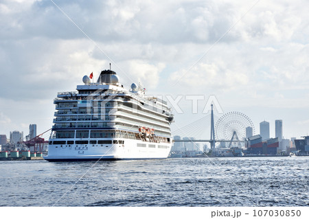 大阪港に入港する客船 107030850